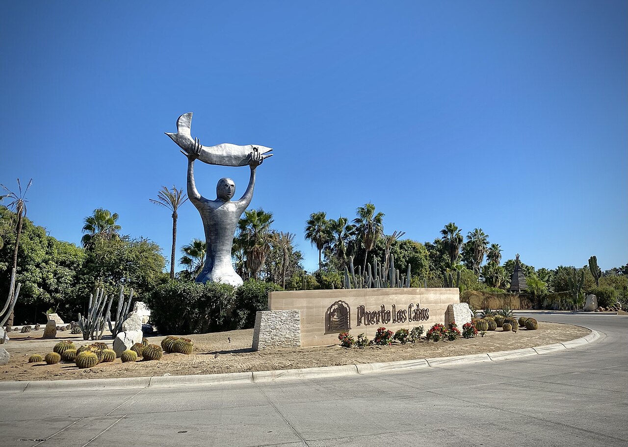 Monumento y letrero de la entrada de Puerto Los Cabos